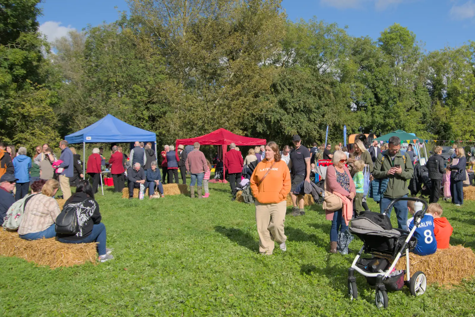 Isobel roams around, from Sunflowers, A Quiz at Westhorpe and a GSB Duck Race, Eye - 29th September 2024