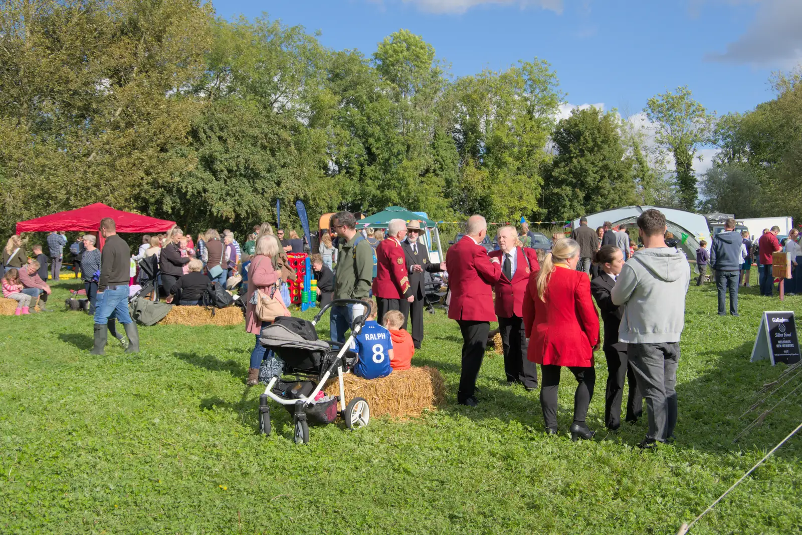 There's a bit of a band huddle, from Sunflowers, A Quiz at Westhorpe and a GSB Duck Race, Eye - 29th September 2024