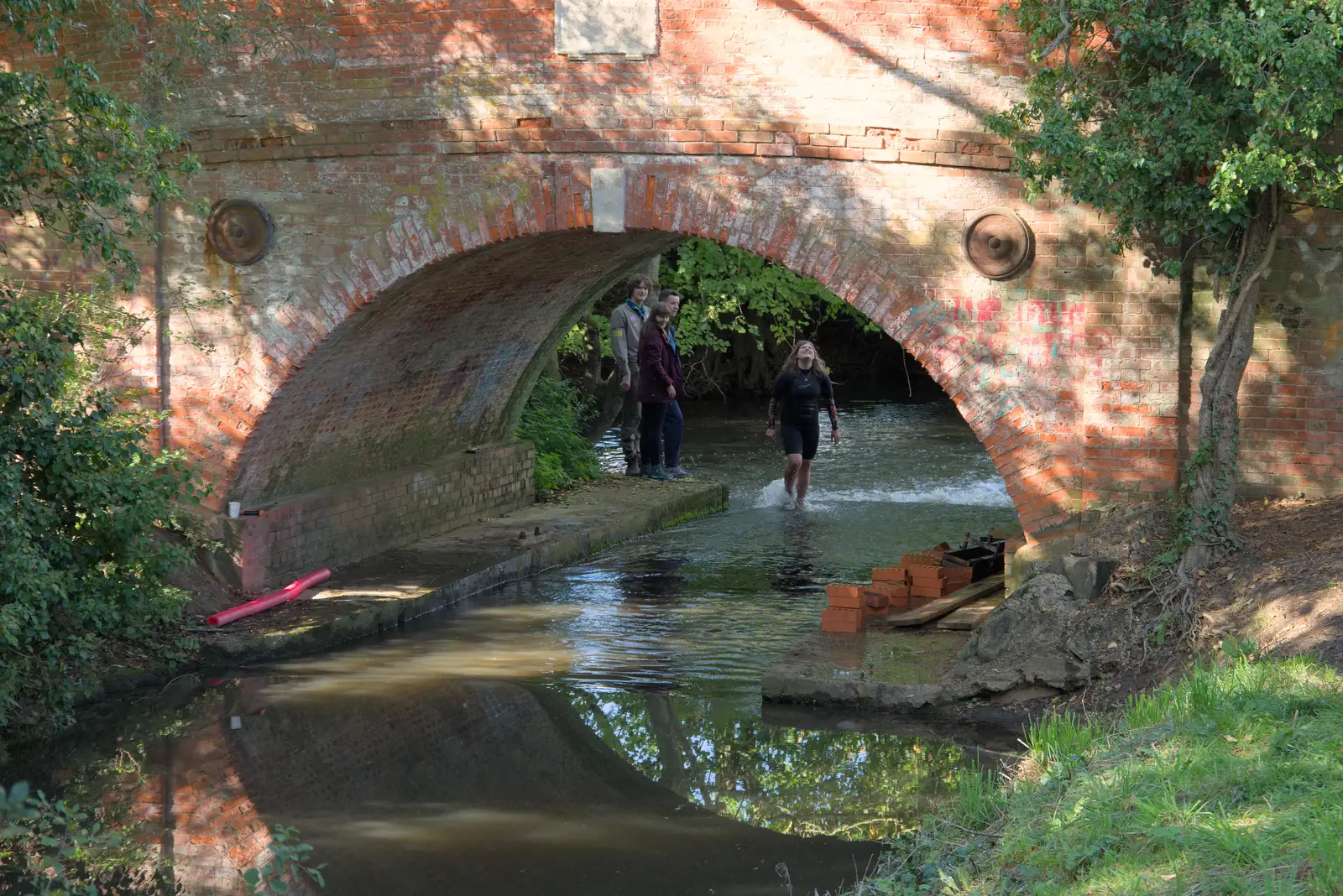 Alice looks up from under Abbey Bridge, from Sunflowers, A Quiz at Westhorpe and a GSB Duck Race, Eye - 29th September 2024