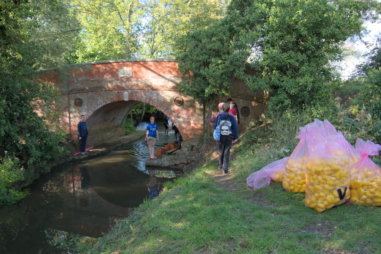 Fred and Harry pass the sacks of ducks, from Sunflowers, A Quiz at Westhorpe and a GSB Duck Race, Eye - 29th September 2024