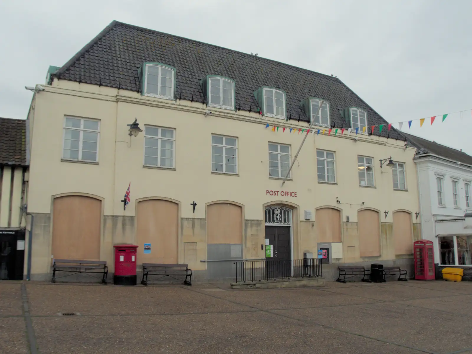 The old Post Office in Diss is boarded up, from A Walk to the Railway Tavern, Mellis, Suffolk - 13th October 2024