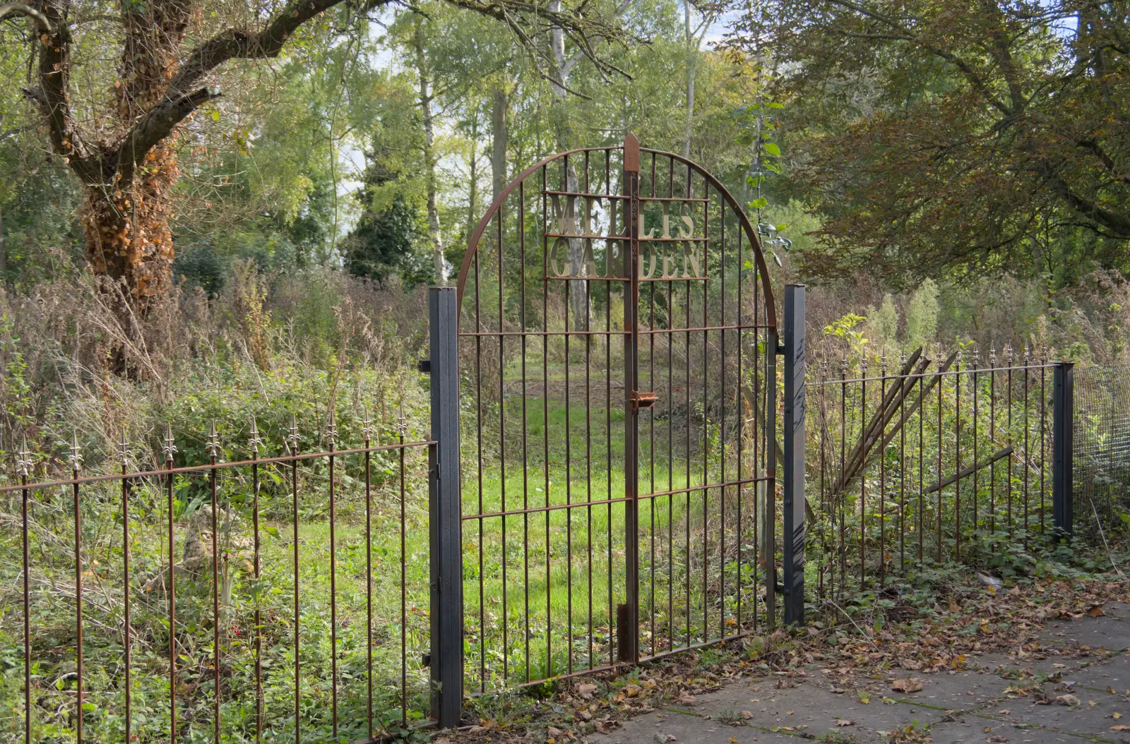 The mysterious Mellis Garden's gates, from A Walk to the Railway Tavern, Mellis, Suffolk - 13th October 2024