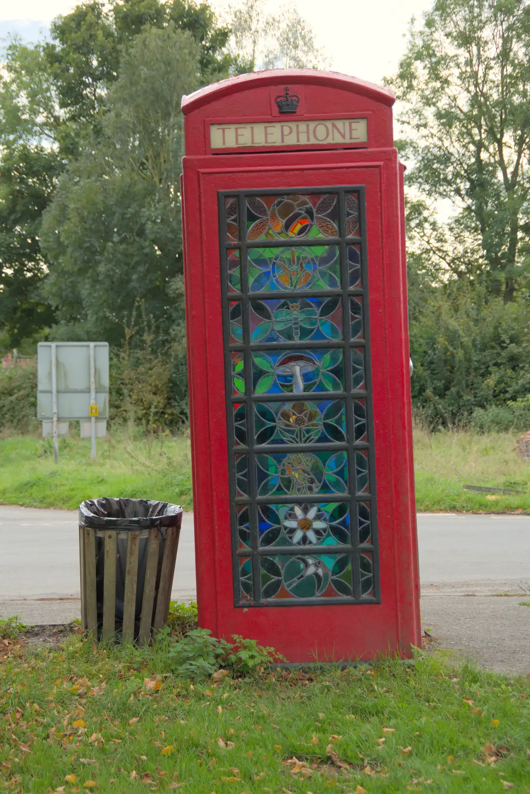 Mellis's stained-glass K6 phonebox, from A Walk to the Railway Tavern, Mellis, Suffolk - 13th October 2024