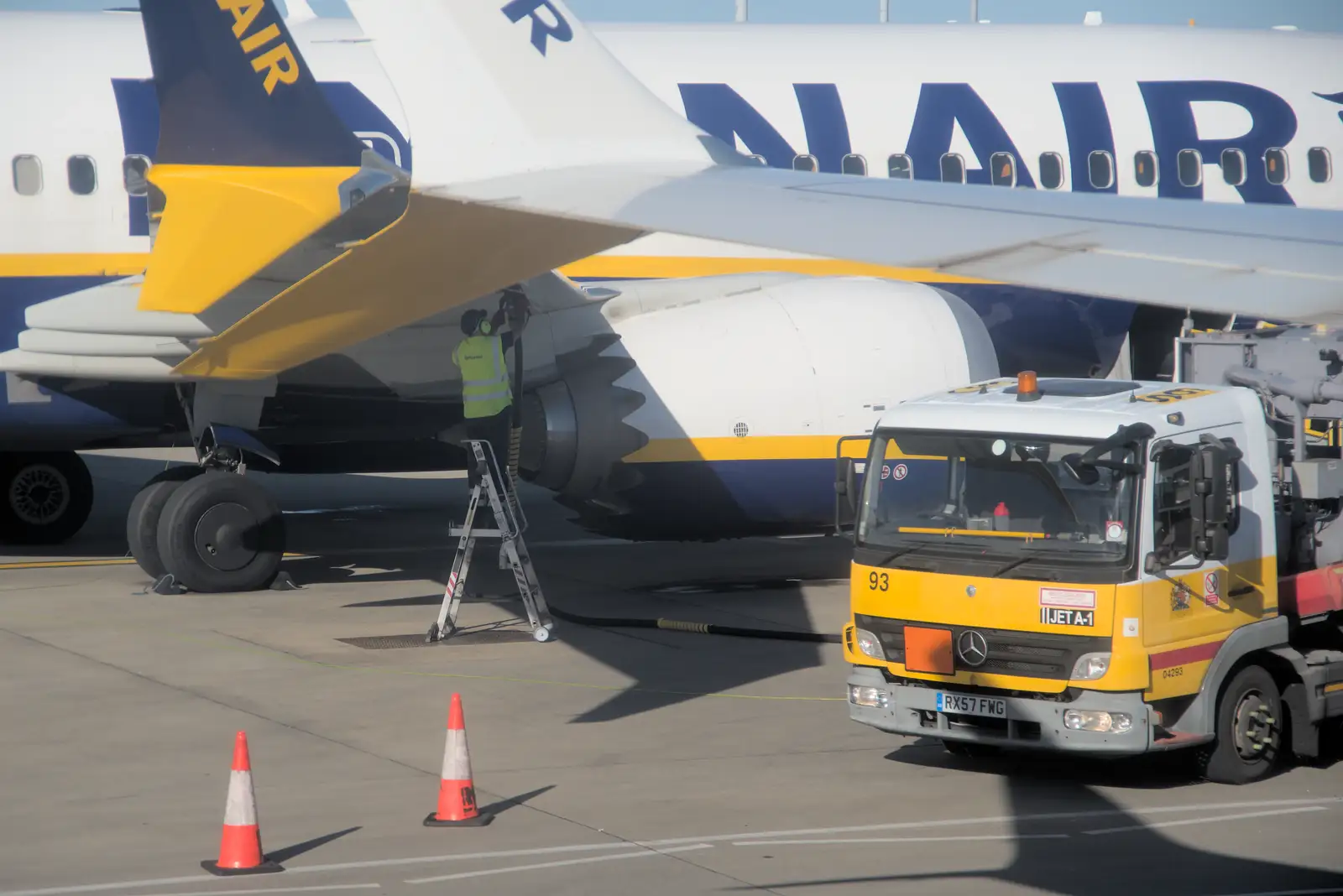 A 737 is refuelled, from A Trip to Lloret de Mar, Catalonia, Spain - 27th October 2024