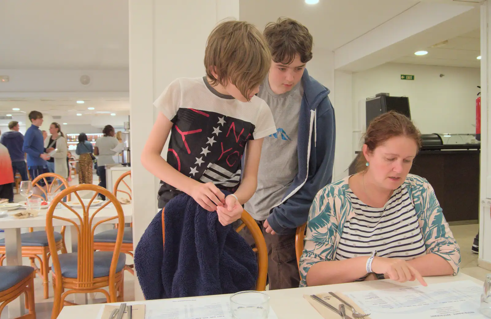 Isobel tries to work out the drinks pricing, from A Trip to Lloret de Mar, Catalonia, Spain - 27th October 2024