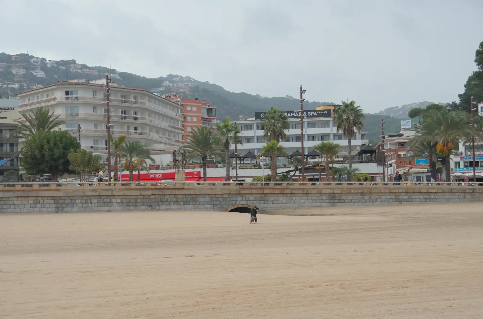 The wide expanse of the almost-empty beach, from A Trip to Lloret de Mar, Catalonia, Spain - 27th October 2024