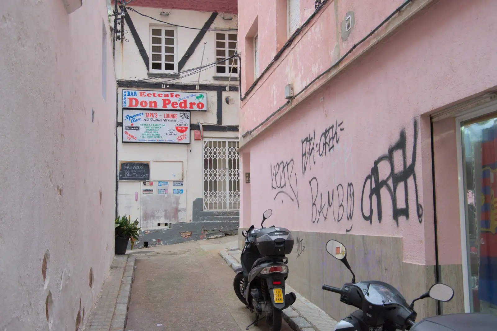 A back street 'eetcafe', from A Trip to Lloret de Mar, Catalonia, Spain - 27th October 2024