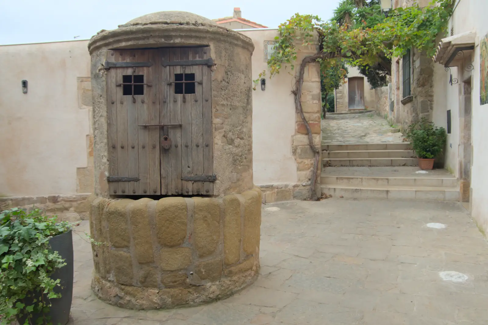 The old town's well, from A Postcard From Tossa de Mar, Catalunya, Spain - 30th October 2024