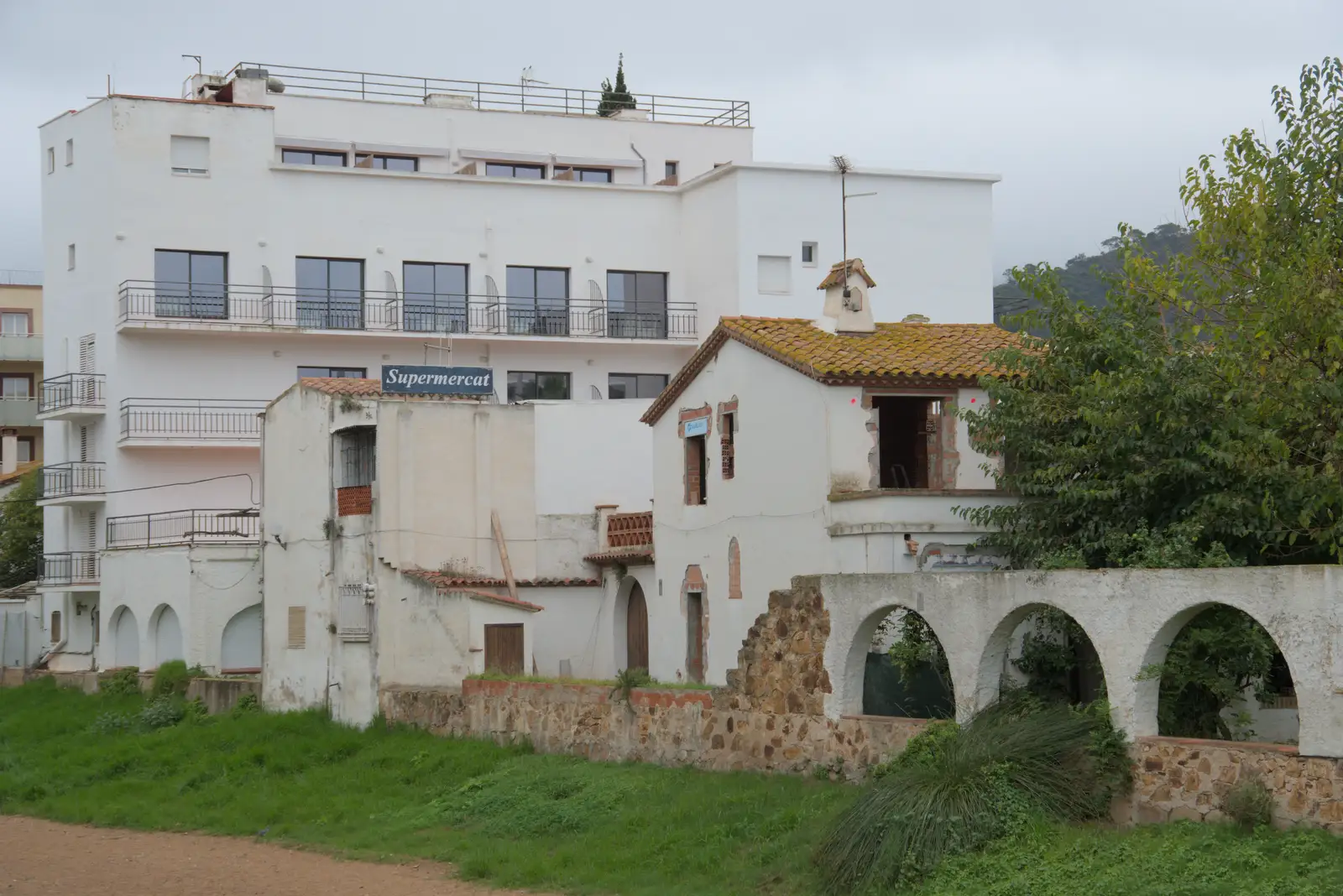 A dodgy-looking Supermercat, from A Postcard From Tossa de Mar, Catalunya, Spain - 30th October 2024