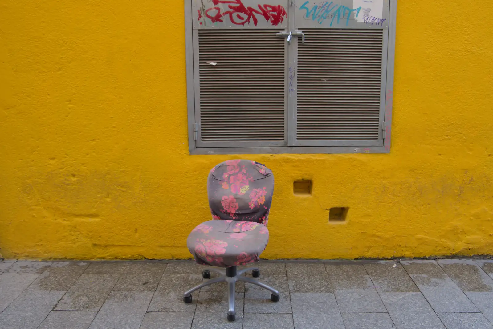 An abandoned office chair by a turmeric wall, from Halloween and Flamenco Guitar, Lloret de Mar, Catalunya, Spain - 31st October 2024