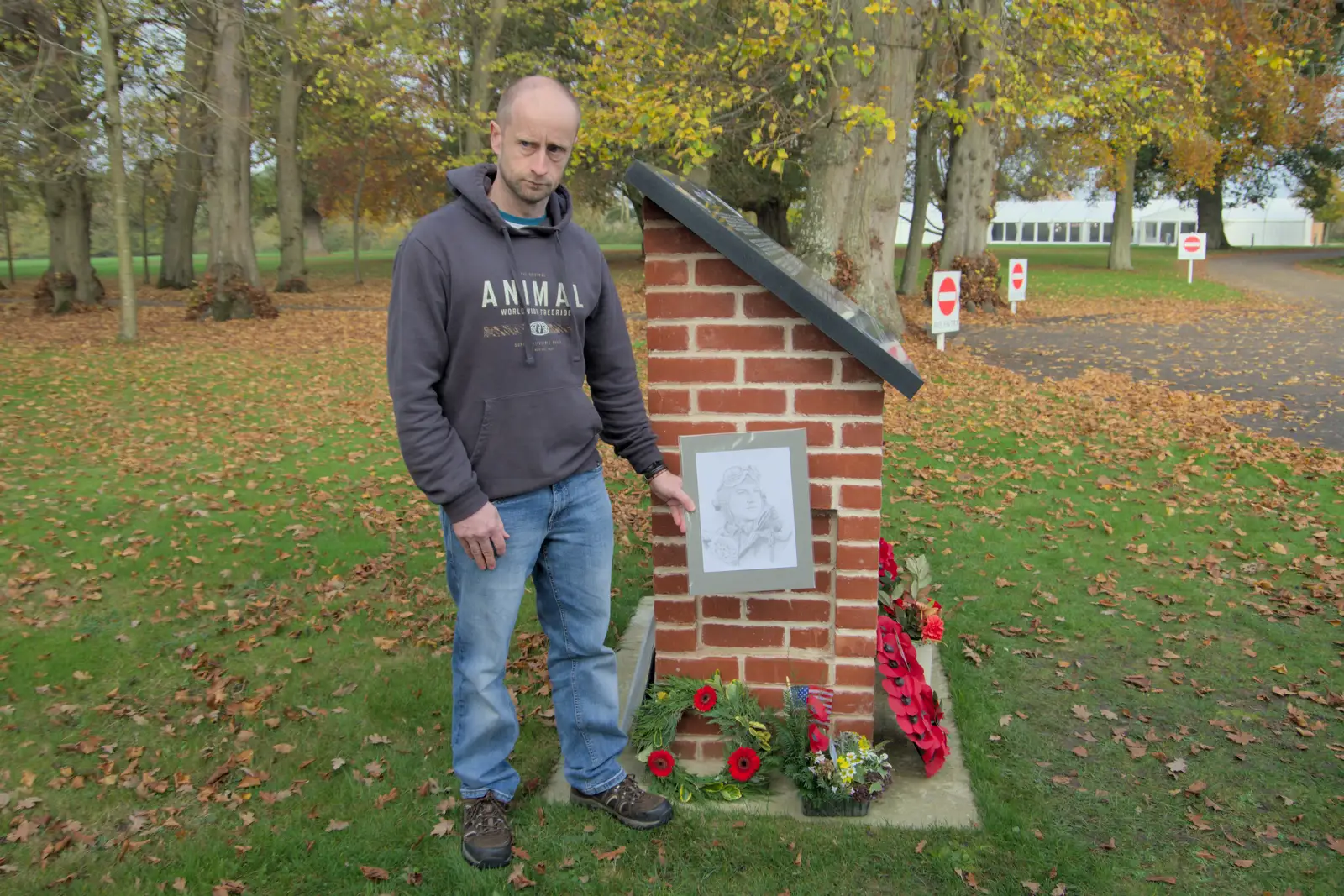 A local artist introduces his pilot drawing, from Remembrance Sunday with the GSB, Brome and Botesdale, Suffolk - 10th November 2024