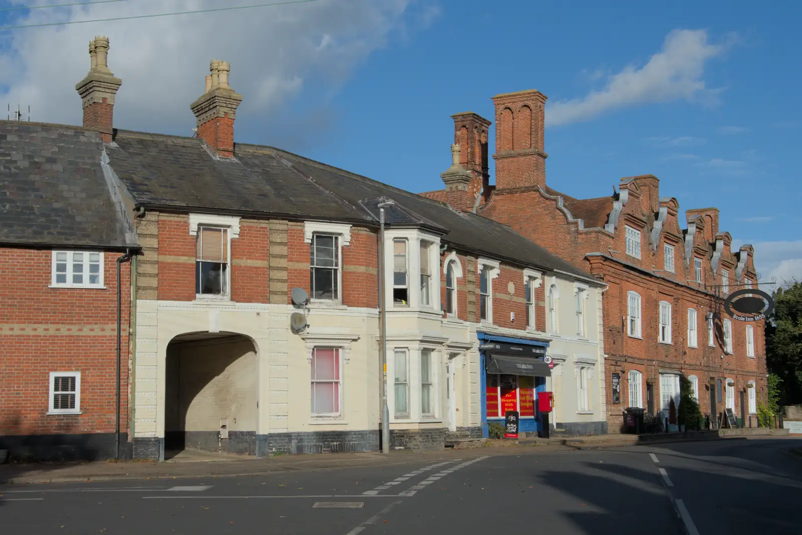 There's a coaching arch near the Scole Inn, from A Pub Walk to Ampersand, Diss, Norfolk - 17th November 2024