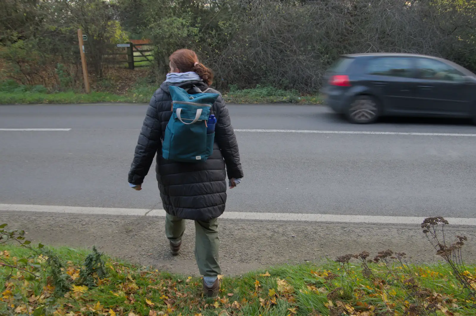 We cross the A143 by the golf course, from A Pub Walk to Ampersand, Diss, Norfolk - 17th November 2024