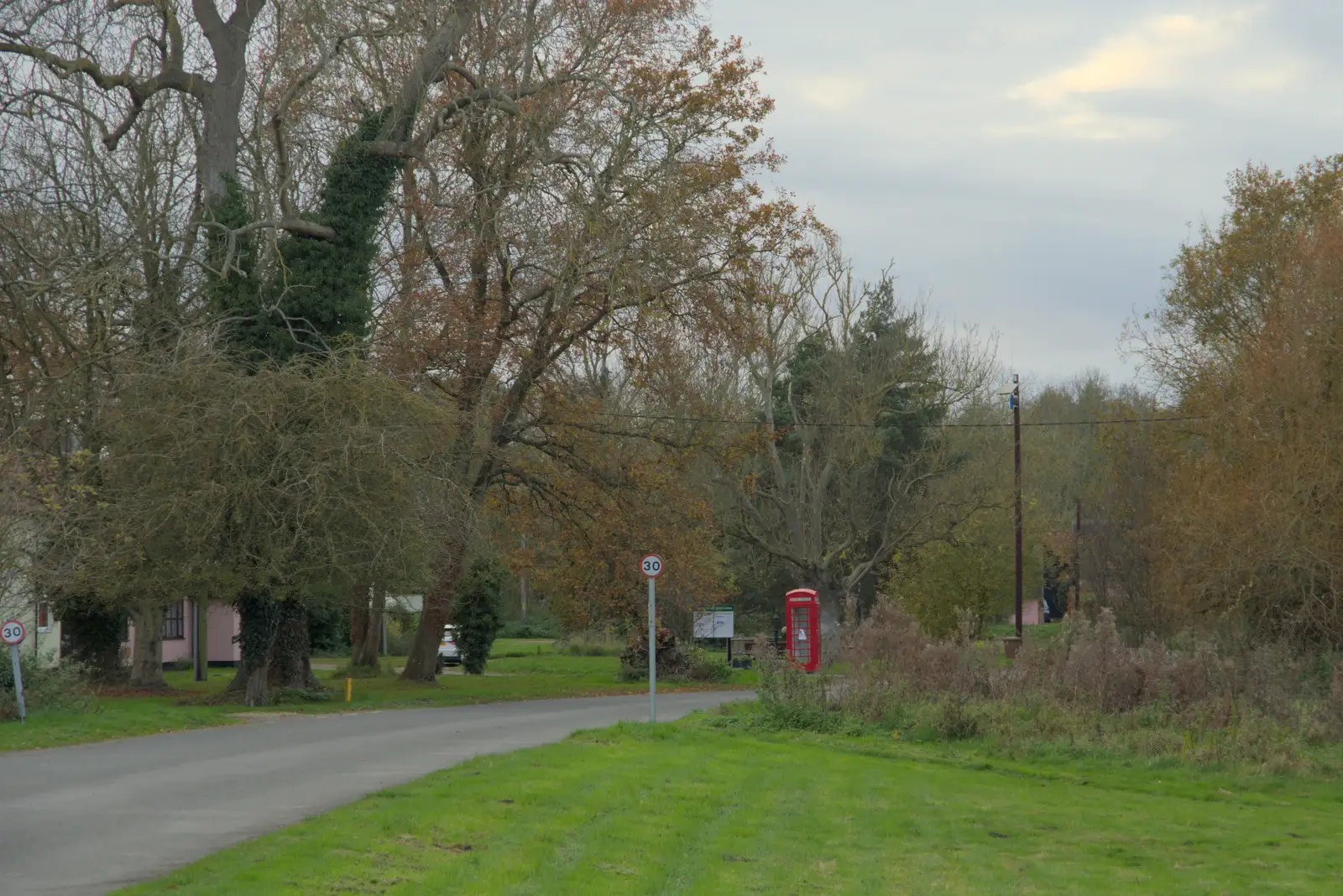 The red K6 phonebox stands out in Stuston, from A Pub Walk to Ampersand, Diss, Norfolk - 17th November 2024