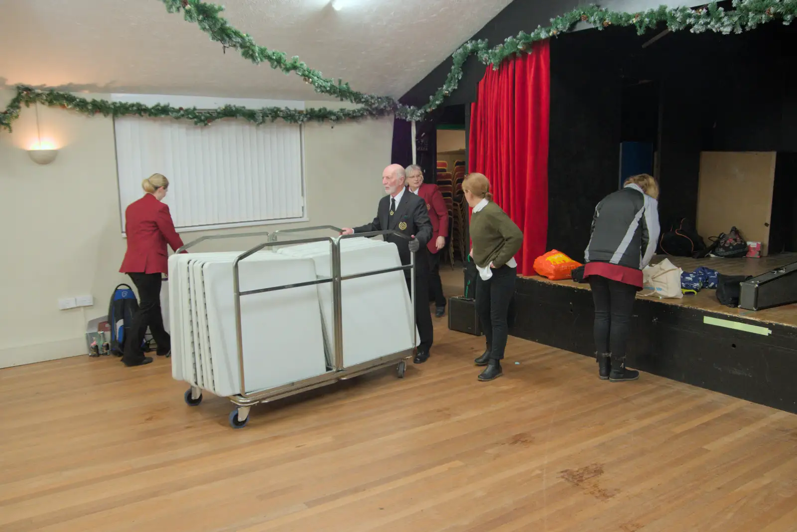 Brian steers the table rack around, from A Weekend of Music with the GSB, Gislingham and Thornham - 15th December 2024