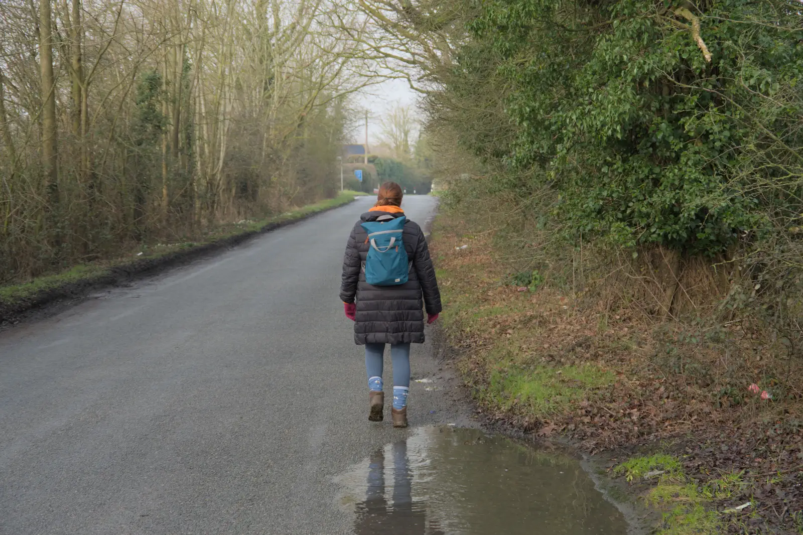 Isobel walks off towards Thrandeston, from A Pub Walk to the Railway Tavern, Mellis, Suffolk - 9th February 2025