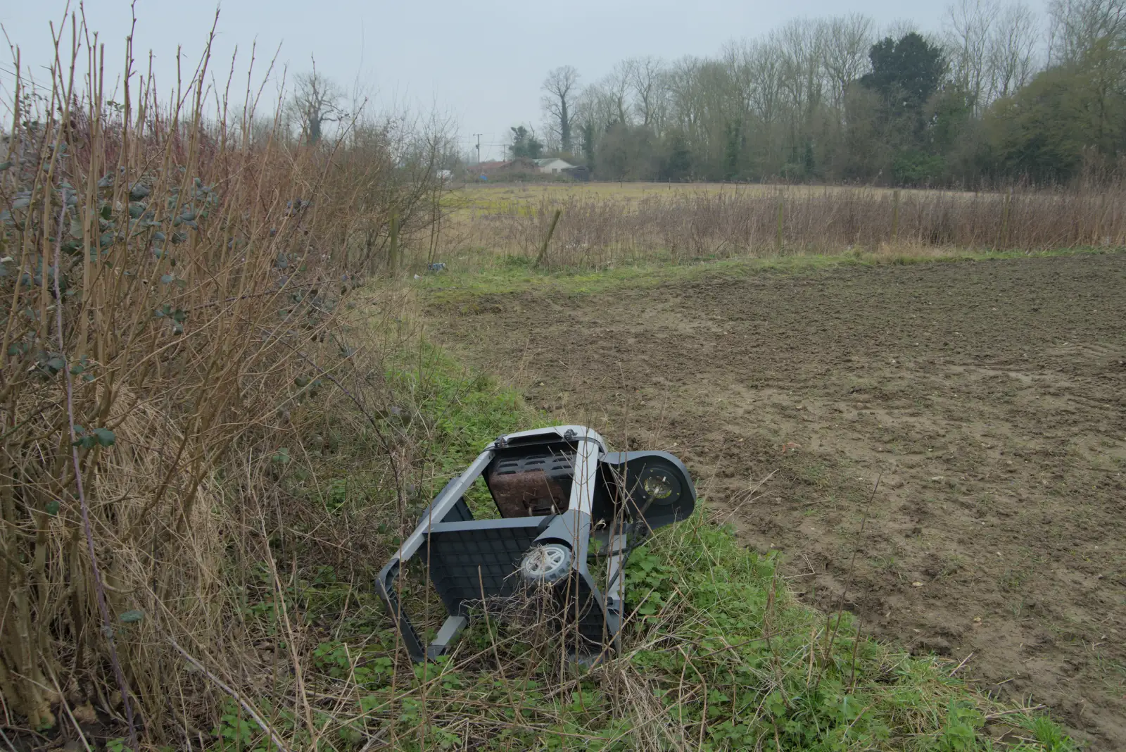 Some knobwit has tipped a barbeque into a field, from A Pub Walk to the Railway Tavern, Mellis, Suffolk - 9th February 2025