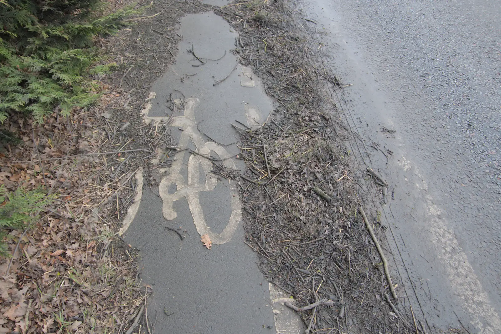 A pointless stretch of bike lane on the A140, from A Pub Walk to the Railway Tavern, Mellis, Suffolk - 9th February 2025