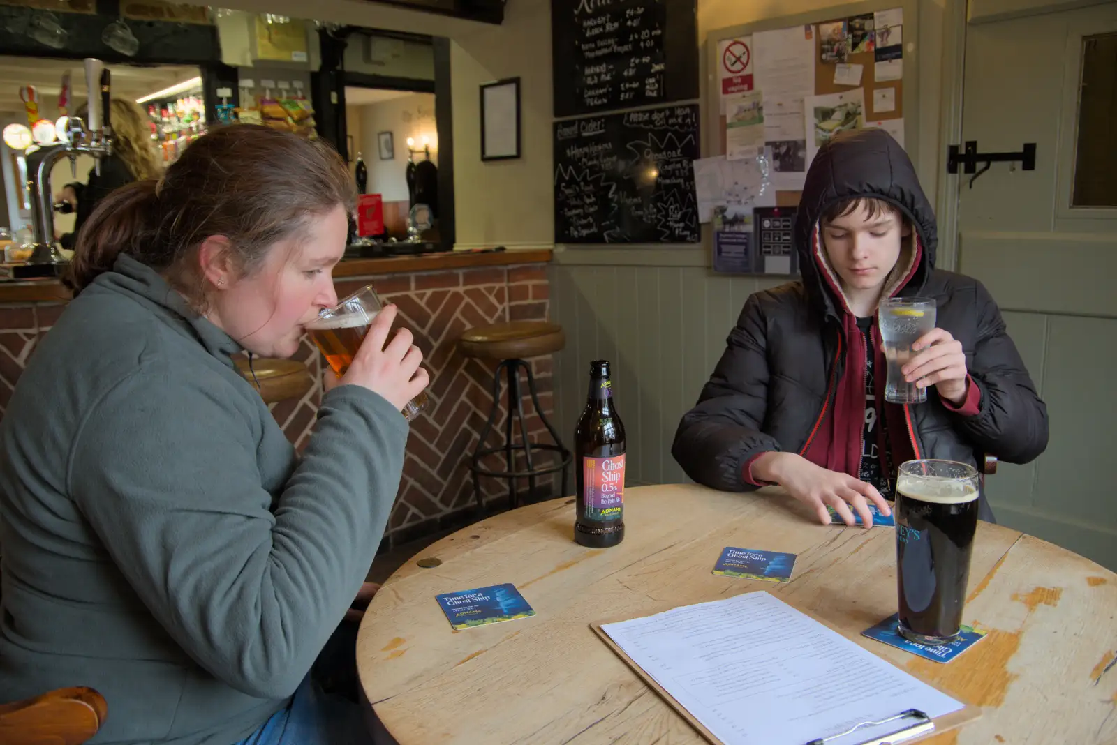 We stop off for a drink in the Cross Keys, from A Walk around Redgrave and Lopham Fen, Redgrave, Suffolk - 23rd February 2025