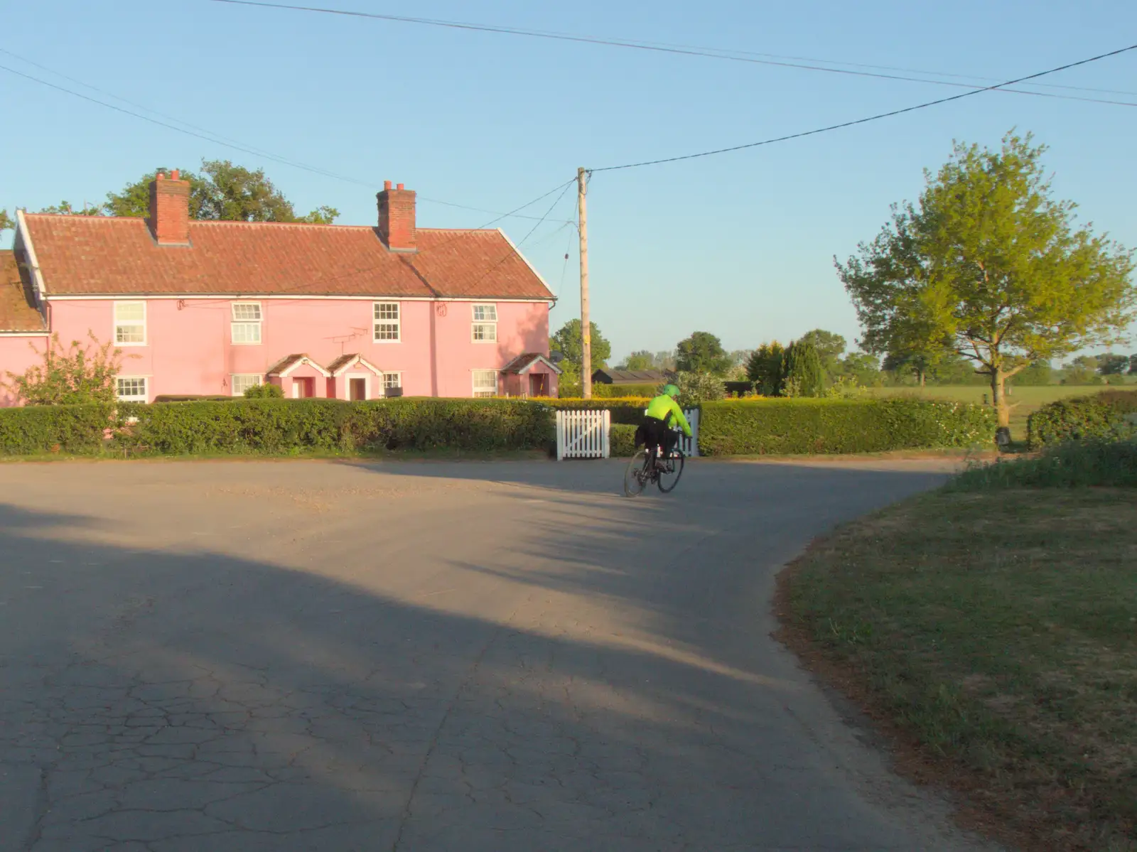 Fred goes round the bend, from Hoxne, Bedfield, and the BSCC does the Lion, Debenham - 8th May 2025