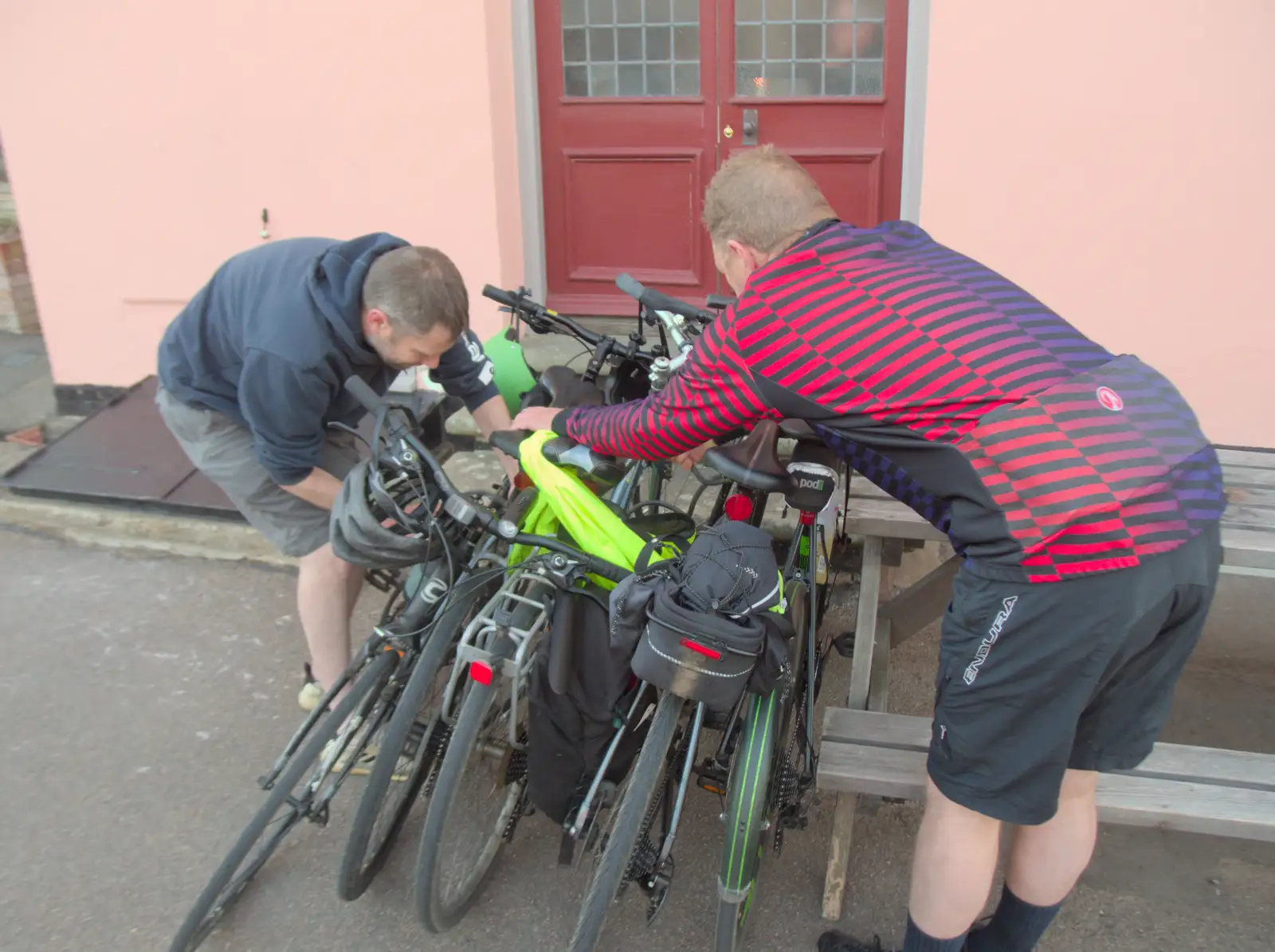 Phil and Gaz wrangle a proper bike heap, from Hoxne, Bedfield, and the BSCC does the Lion, Debenham - 8th May 2025