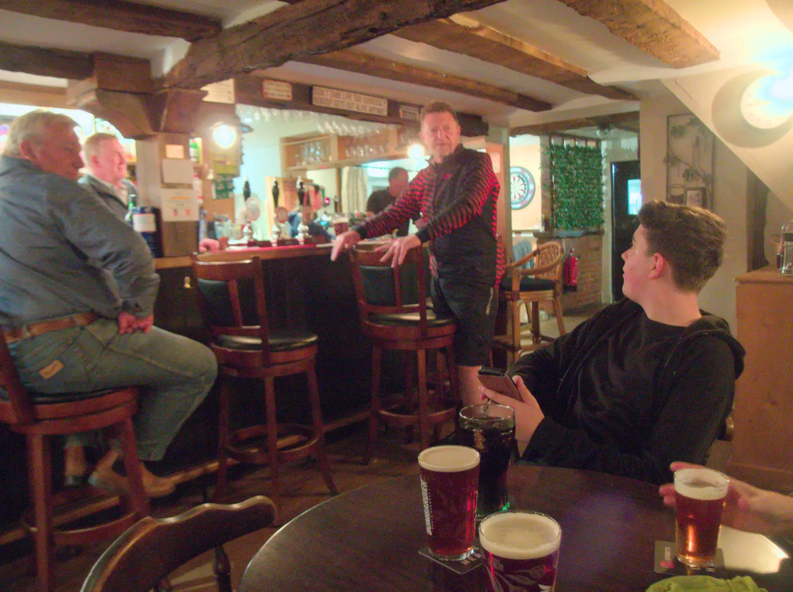 We stop for a pint in the Beaconsfield Arms, from Hoxne, Bedfield, and the BSCC does the Lion, Debenham - 8th May 2025