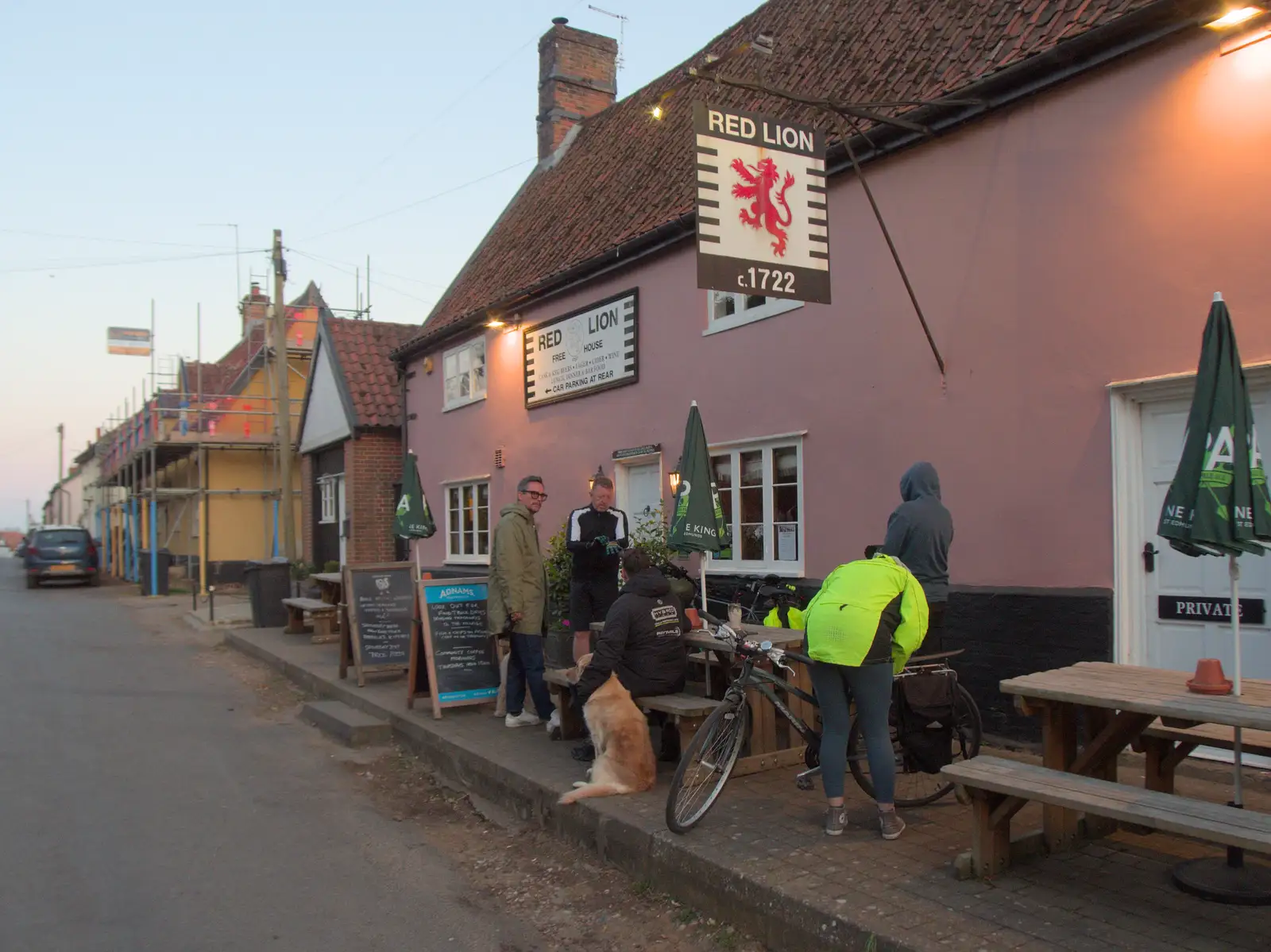 Outside the Kenninghall Red Lion, from The BSCC at Kenninghall, and a Walk to Ampersand, Diss - 26th May 2025