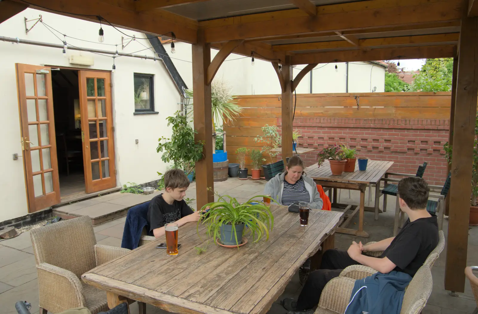 We stop for a pint at the Crossways in Scole, from The BSCC at Kenninghall, and a Walk to Ampersand, Diss - 26th May 2025