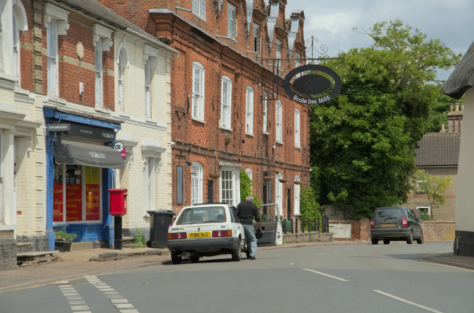 There's a 1989 Ford Escort near the Scole Inn, from The BSCC at Kenninghall, and a Walk to Ampersand, Diss - 26th May 2025
