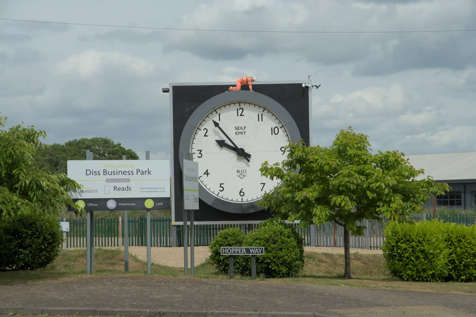 The Time Flies clock on Hopper Way, from The BSCC at Kenninghall, and a Walk to Ampersand, Diss - 26th May 2025