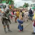 A Mandalorian does a fist bump, Palgrave Players do the Carnival, Diss, Norfolk - 8th June 2025