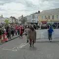 Crowds on the market place, Palgrave Players do the Carnival, Diss, Norfolk - 8th June 2025