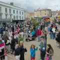 The parade moves down through the market place, Palgrave Players do the Carnival, Diss, Norfolk - 8th June 2025