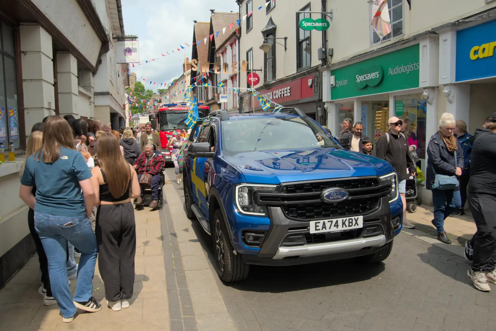 Clive threads the pick-up through Mere Street, from Palgrave Players do the Carnival, Diss, Norfolk - 8th June 2025