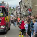 Crowds line Mere Street, Palgrave Players do the Carnival, Diss, Norfolk - 8th June 2025