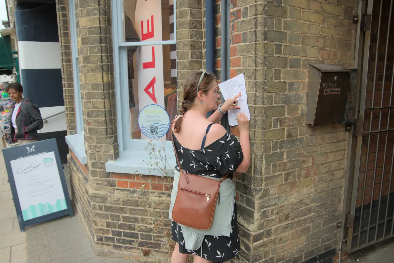 Isobel gets another answer in the Treasure Hunt, from Harry's Karate Kamp, Blackshore, Southwold - 5th July 2025