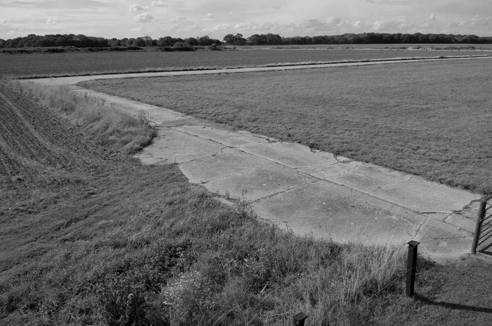The last remaining bit of the perimeter track, from Thorpe Abbots with Mick the Brick, and the GSB at Pulham - 13th September 2025