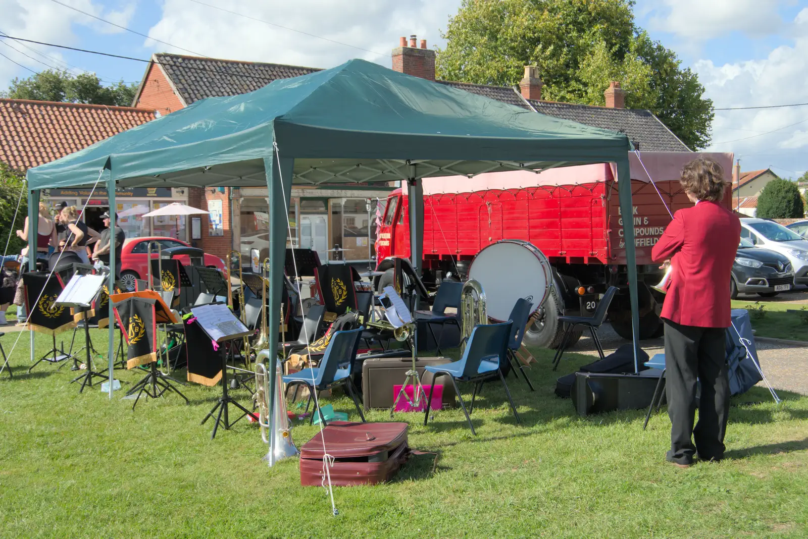 Sam keeps an eye on the gazebo, from Thorpe Abbots with Mick the Brick, and the GSB at Pulham - 13th September 2025