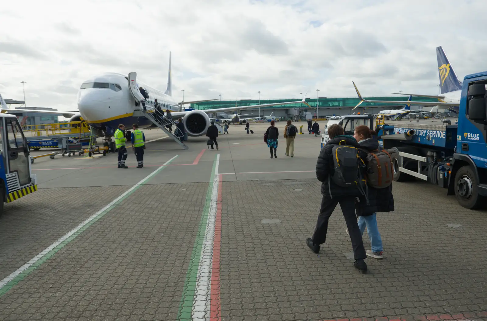 Harry and Isobel head to the plane, from End of the Line 1: Dún Laoghaire to Howth, Ireland - 29th October 2025