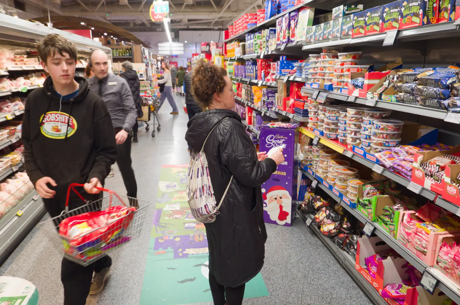 Fred roams around with a basket of Tayto, from End of the Line 2: Bré to Blackrock, County Dublin, Ireland - 1st November 2025