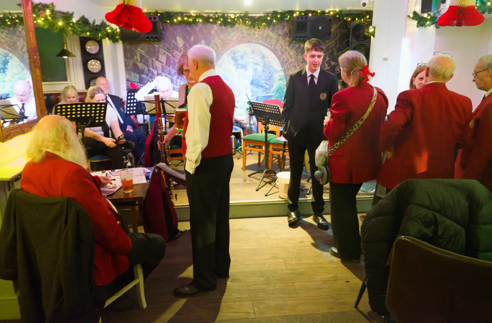 Fred chats to Kate, from Pub Nights with the GSB, Mellis and Cotton, Suffolk - 17th December 2025