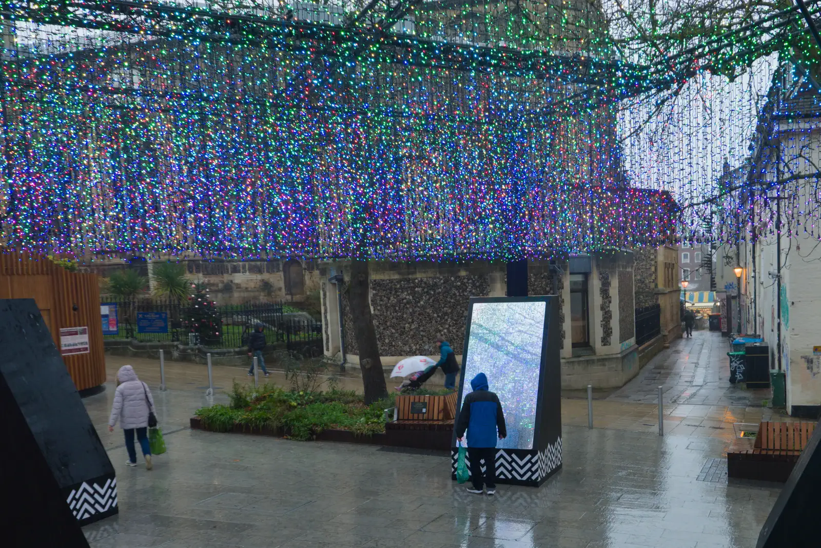 Thousands of dangling lights on Hay Hill, from A Visit to St. John the Baptist Cathedral, Unthank Road, Norwich - 18th December 2025