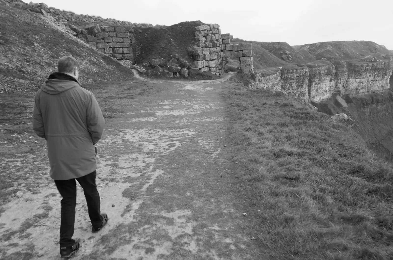 Sean walks the clifftop path to Blacknor Fort, from From Poole to Portland the Slow Way: a Dorset Odyssey - 18th January 2026