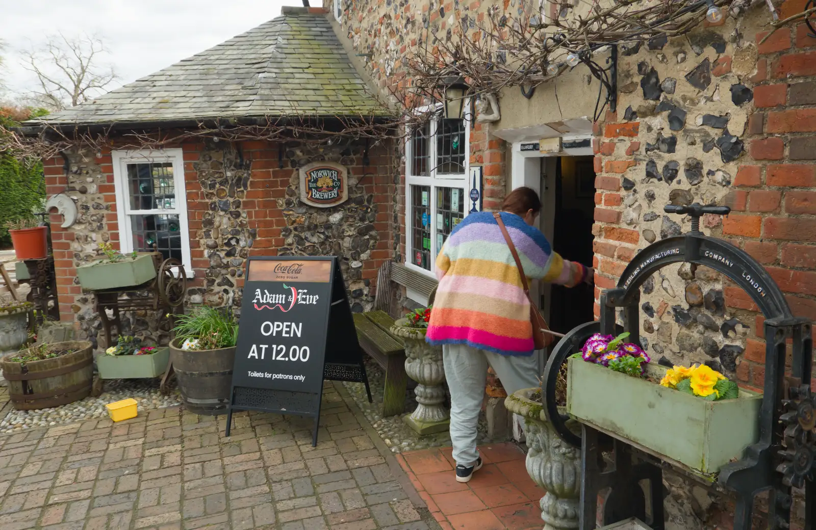 Isobel ducks to enter the pub, from The SYWO at Holbrook, and a Trip to Norwich - 1st April 2026