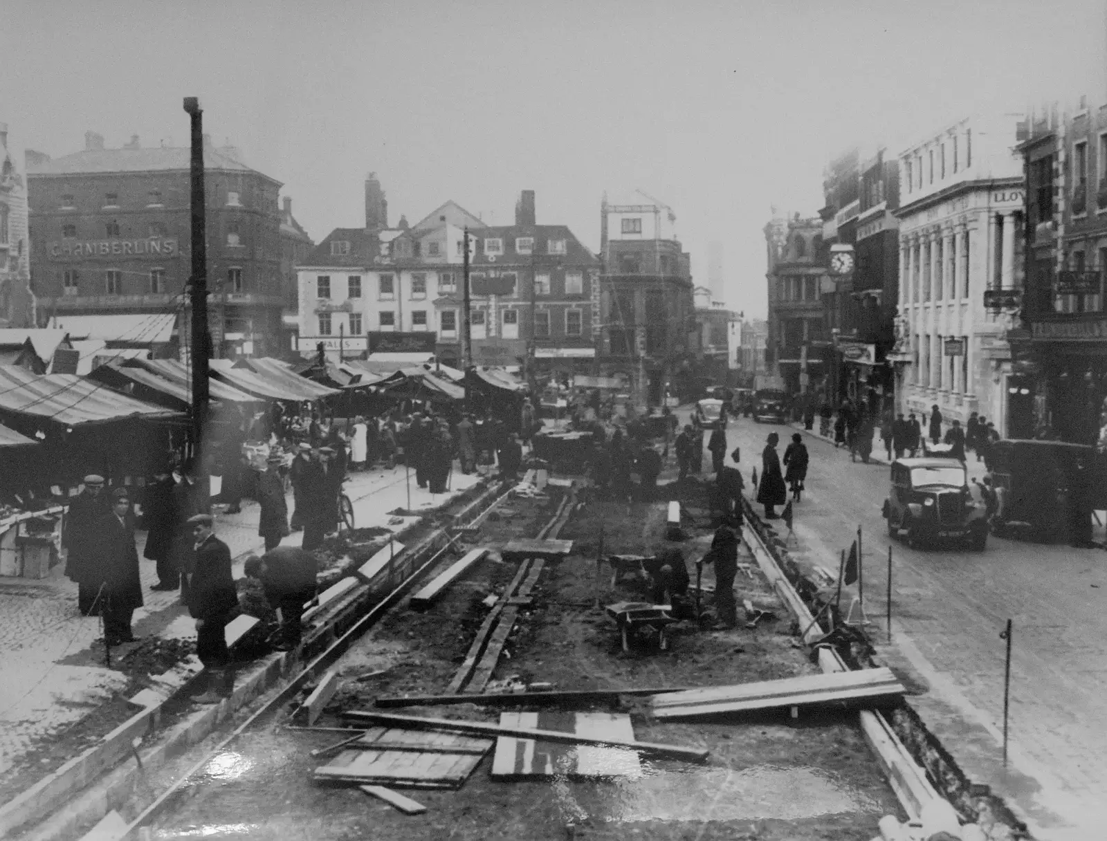 The tramlines are dug up in around 1935, from The SYWO at Holbrook, and a Trip to Norwich - 1st April 2026