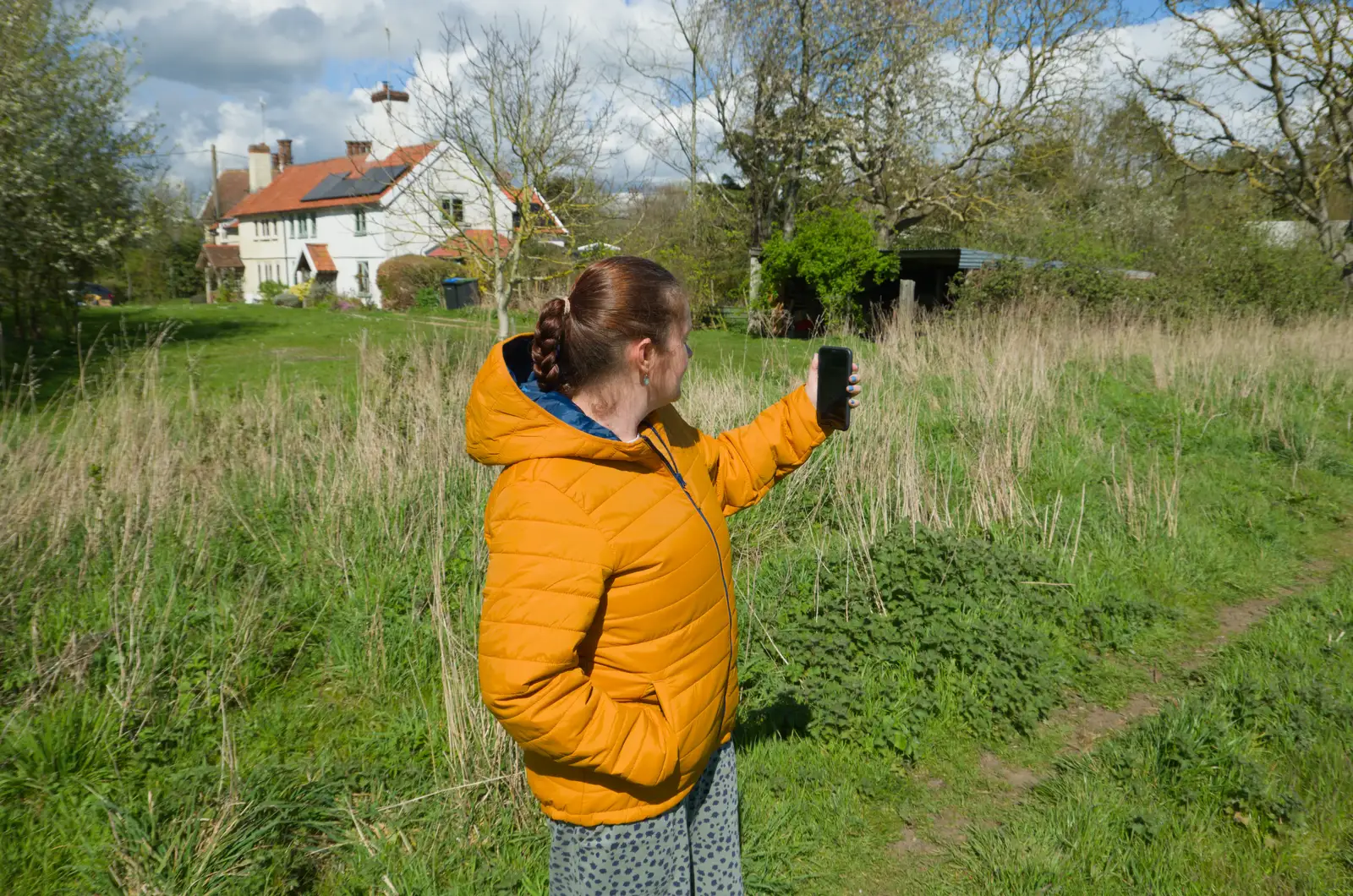 Isobel takes a video call from Da Gorls, from Walking Around, and Fred's Log, Brome, Suffolk - 3rd April 2026