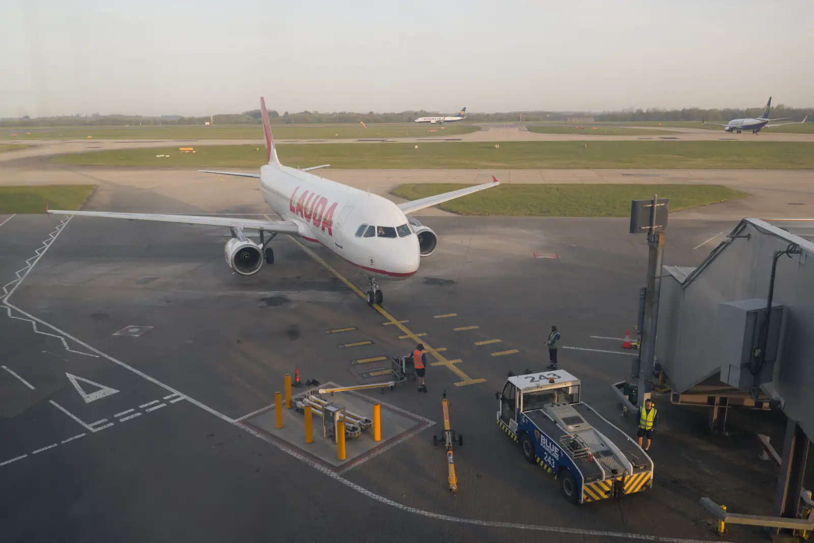 The Ryasnair/Lauda 737 trundles to the gate, from Hauling Boats to Croatia: Palma, Mallorca to Toulon, France - 9th April 2026