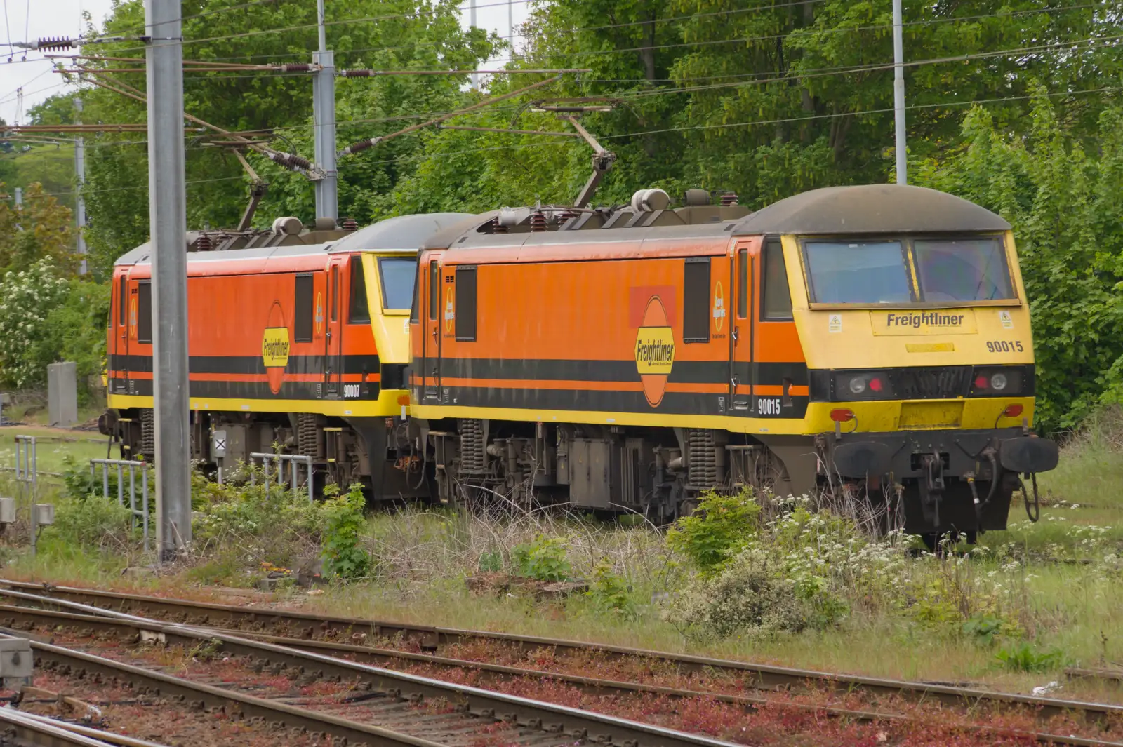 Class 90 90015, the former Colchester Castle, from A Long Walk Through Ipswich, Suffolk - 1st May 2026