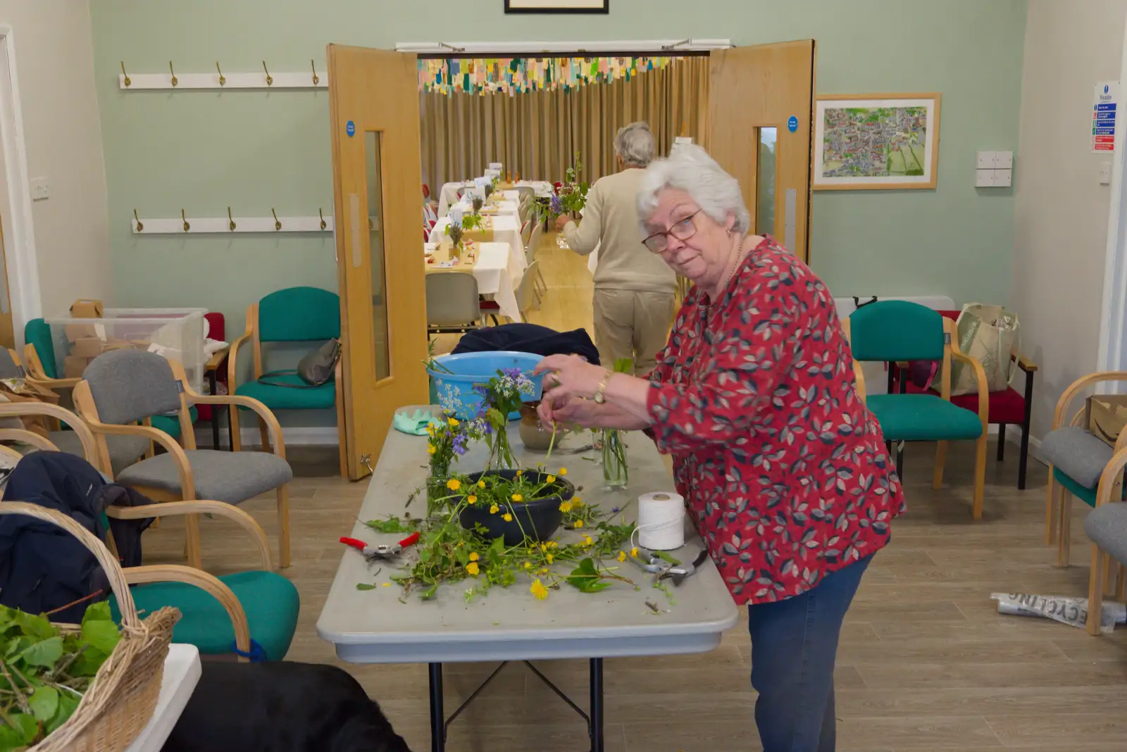A flower arranger gives the hairy eyeball, from Lunch in South Molton and Sean's "Stag Night", King's Nympton, Devon - 2nd May 2026