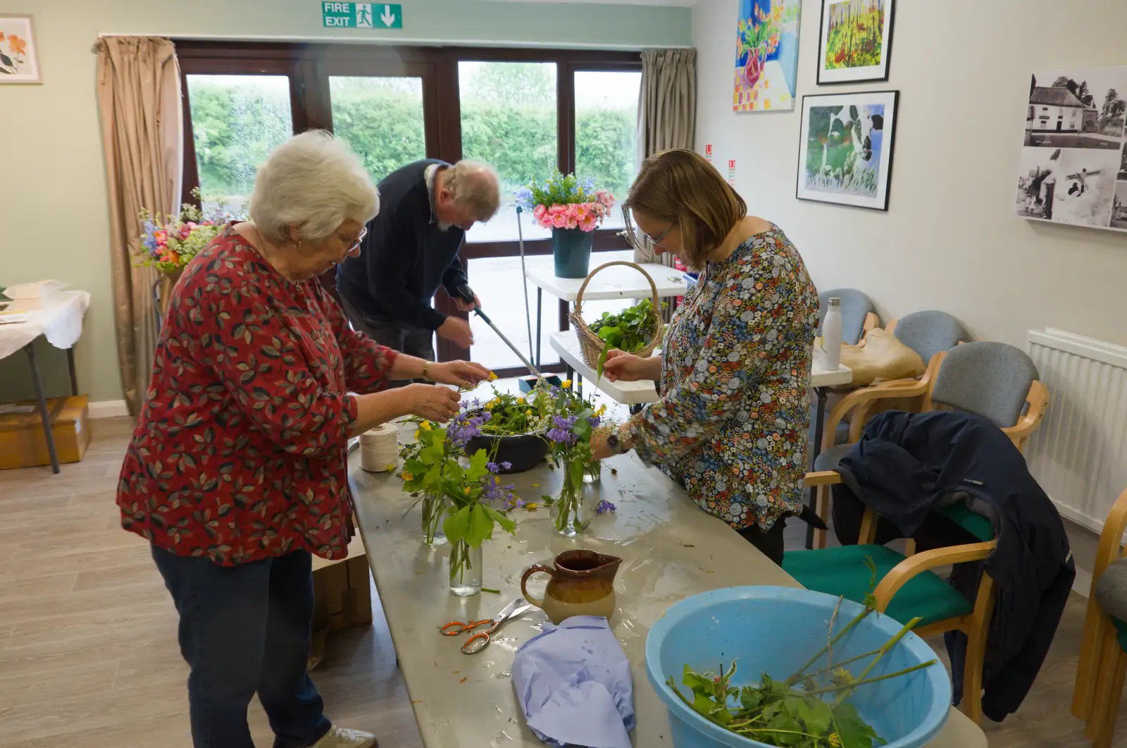 The flower-arranging massive in action, from Lunch in South Molton and Sean's "Stag Night", King's Nympton, Devon - 2nd May 2026